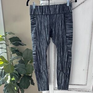 Lululemon Size 8 Leggings with pockets & scalloped hem